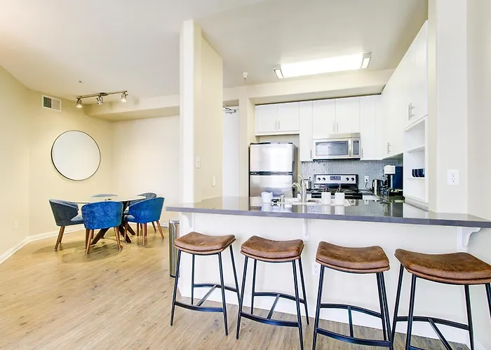 Zircon Zen - Quiet Retreat 2Br Pool, Jacuzzi Marina